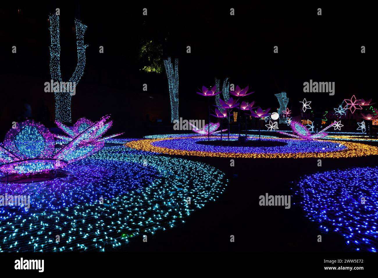 Neujahr 2023 Neondekoration bei Nacht in der Nähe des Tha PAE Tores in Chiang Mai, Thailand. Stockfoto