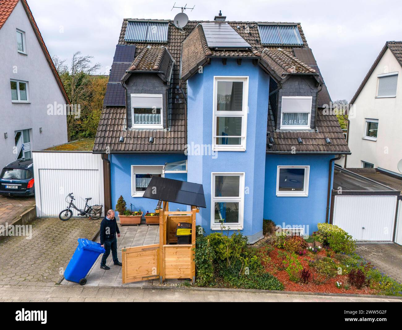 Einfamilienhaus mit verschiedenen Solarmodulen, neben normalen Standart Solarpanelen sind auch PV-Röhrenkollektoren verbaut, auf einer Mülltonnenbox sind Steckersolar Module als Dach montiert, Essen, NRW, Deutschland, Solarenergie *** Einfamilienhaus mit verschiedenen Solarmodulen, neben normalen Standard-Solarpanelen sind auch PV-Rohrkollektoren installiert, steckbare Solarmodule werden auf einer Mülltonne als Dach montiert, Essen, NRW, Deutschland, Solarenergie Stockfoto