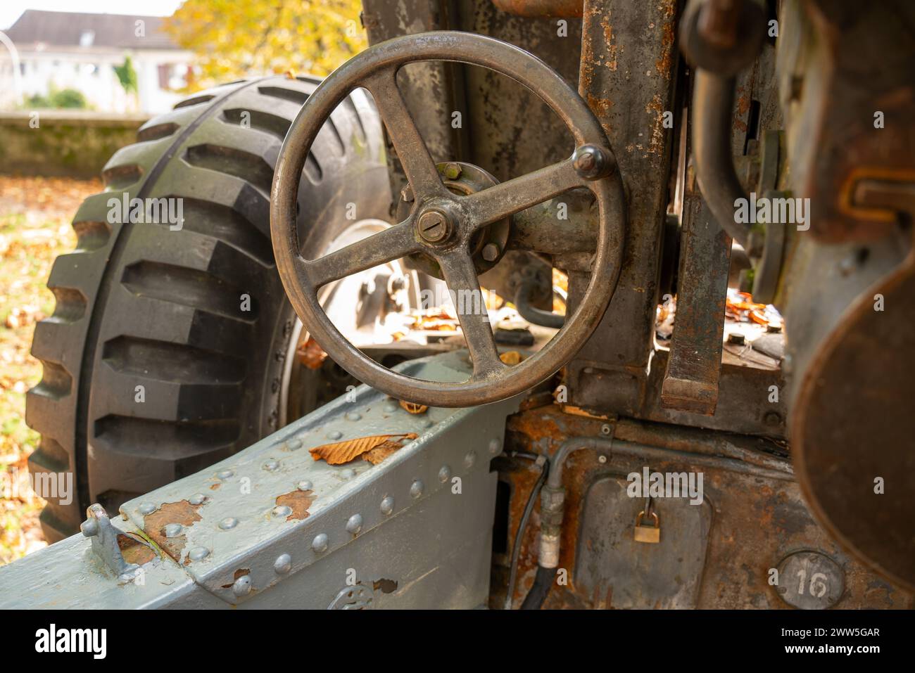 Nahaufnahme des Einstellrads der alten rostigen Kanone. Stockfoto