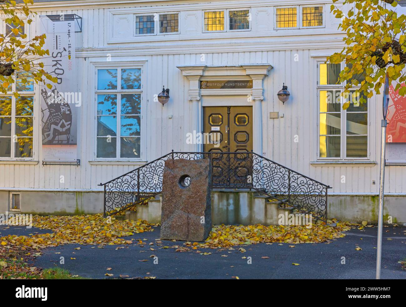 Fredrikstad, Norwegen - 28. Oktober 2016: Ostfold Art Center Building am Street Autumn Day. Stockfoto
