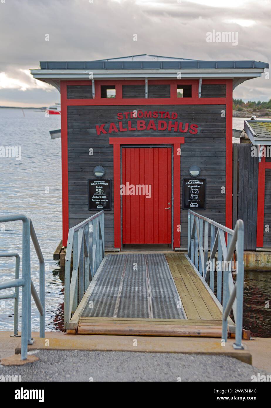 Stromstad, Schweden - 1. November 2016: Schwimmbecken im Freien Kallbadhus schwimmendes Gebäude am Meer verankert. Stockfoto