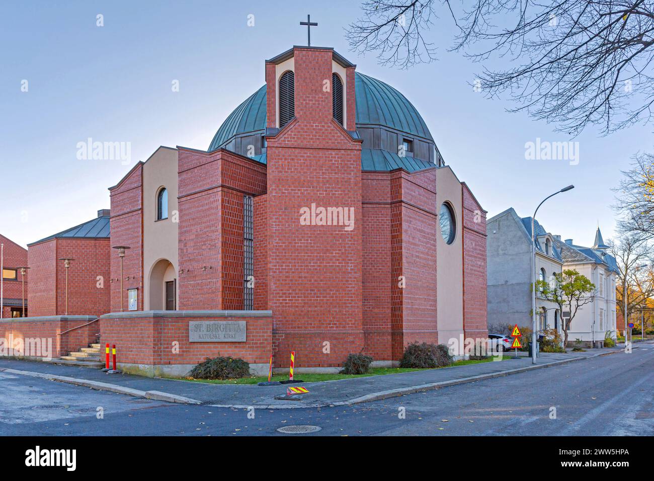Fredrikstad, Norwegen - 28. Oktober 2016: St. Birgitta Catholic Church Red Bricks Building am Herbsttag. Stockfoto