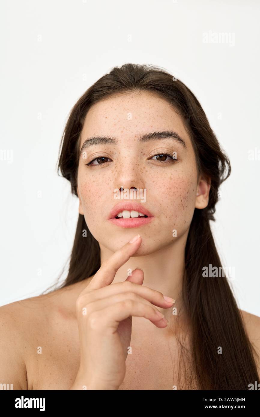 Hübsches lateinamerikanisches Brünette-Mädchen mit Sommersprossen, Schönheitsprofil isoliert auf weiß. Stockfoto
