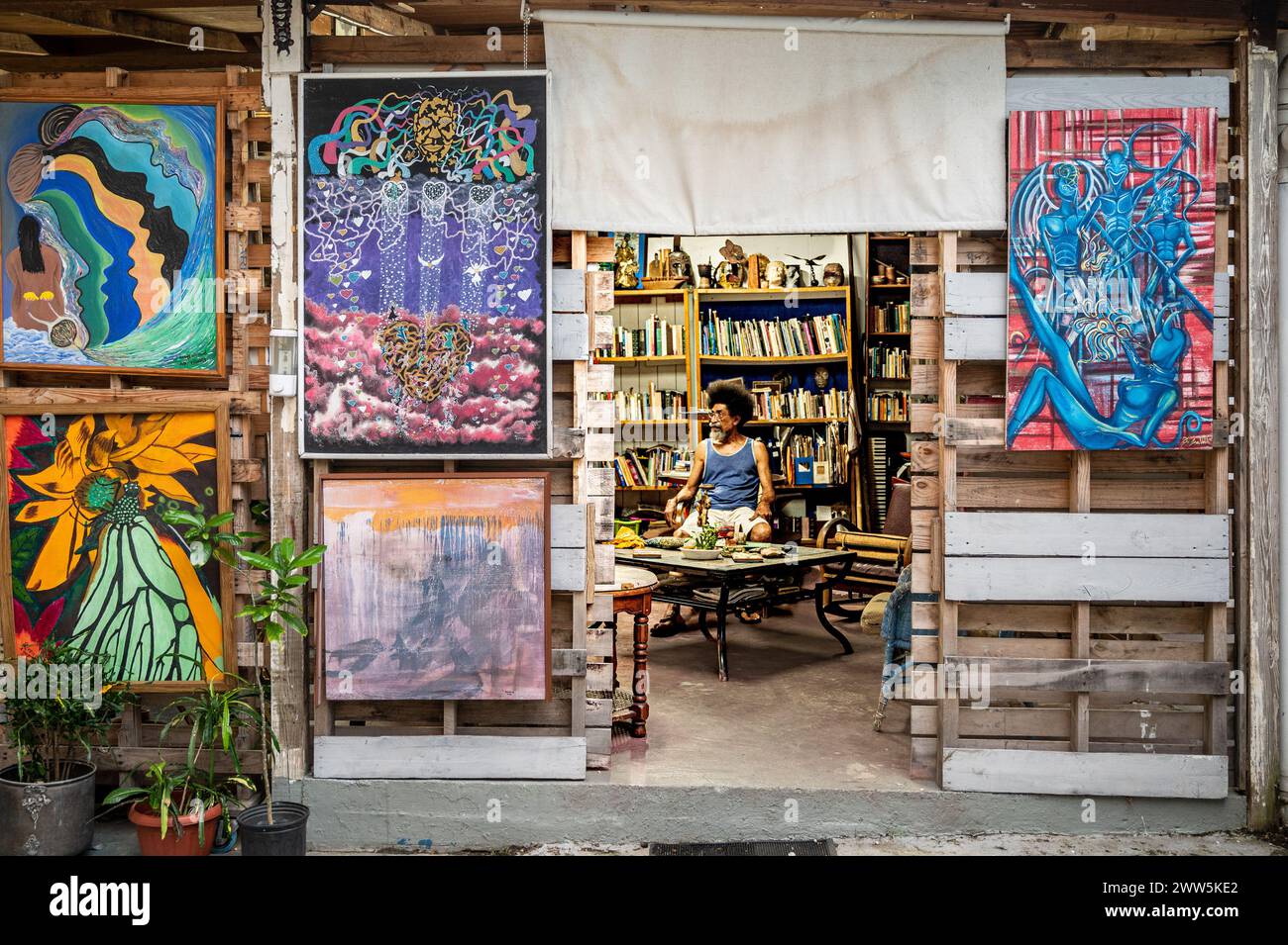 Trinidad - Künstlerin Makemba Kunle in der Kunstgalerie Studio 66 Stockfoto