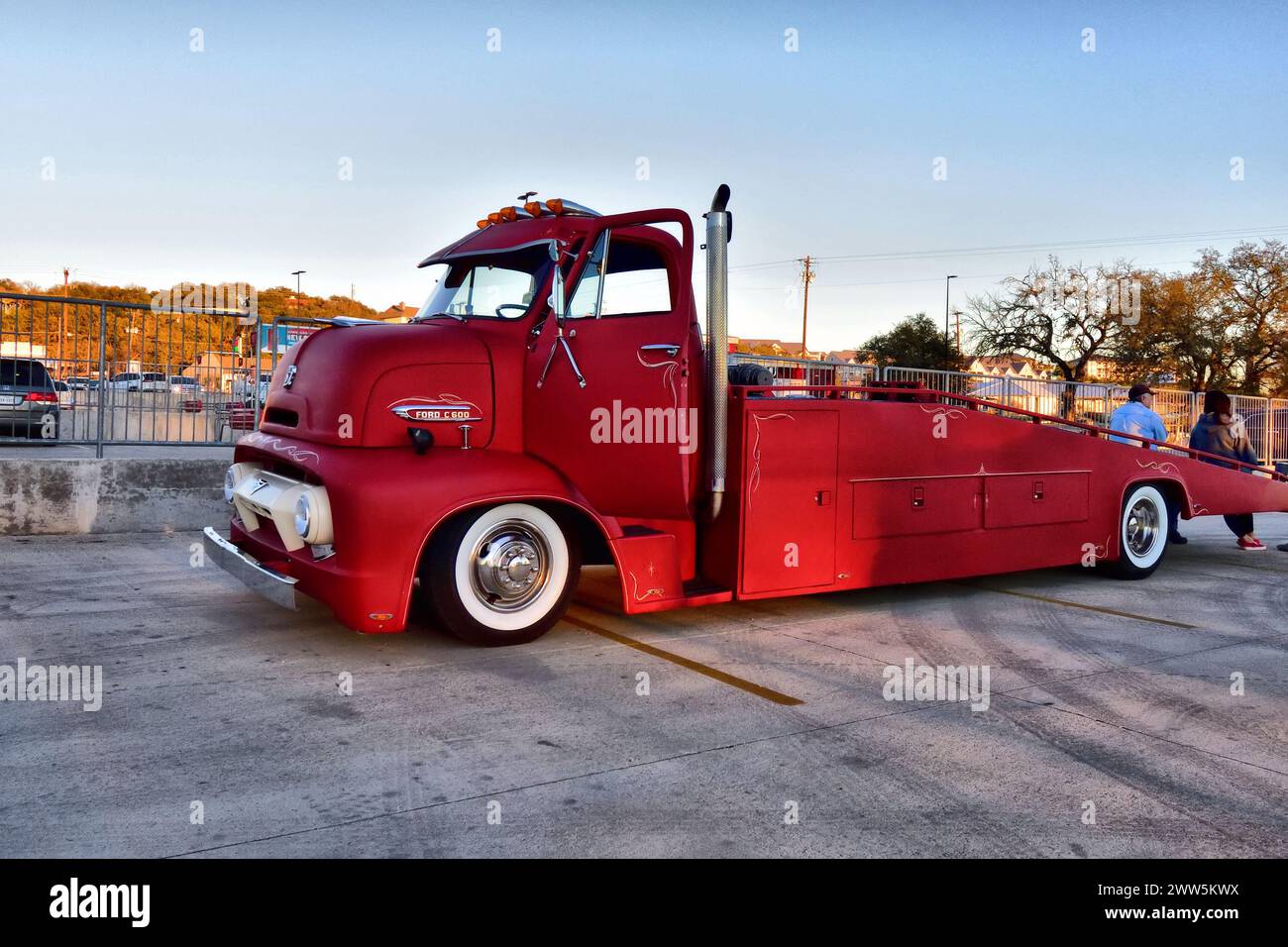 Old School Red, klassischer Rennwagen-Transporter. Stockfoto