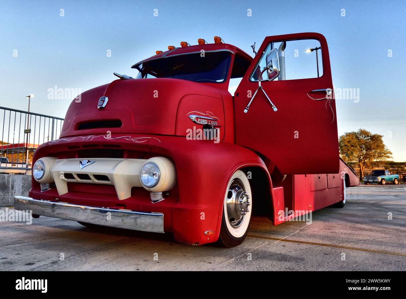 Old School Red, klassischer Rennwagen-Transporter. Stockfoto