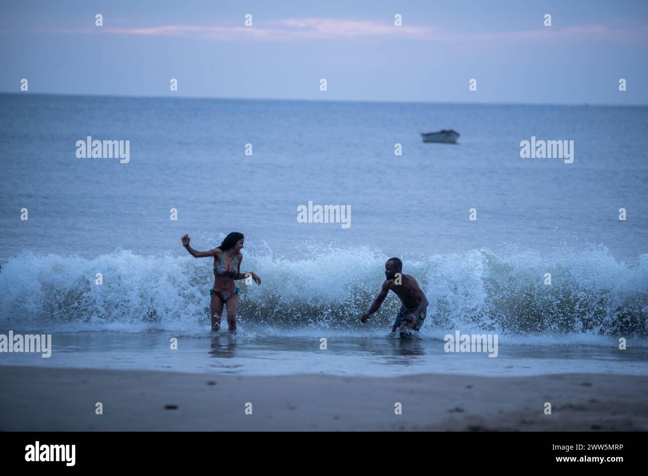Leute am Strand Las Cuevas in Trinidad und Tobago Stockfoto