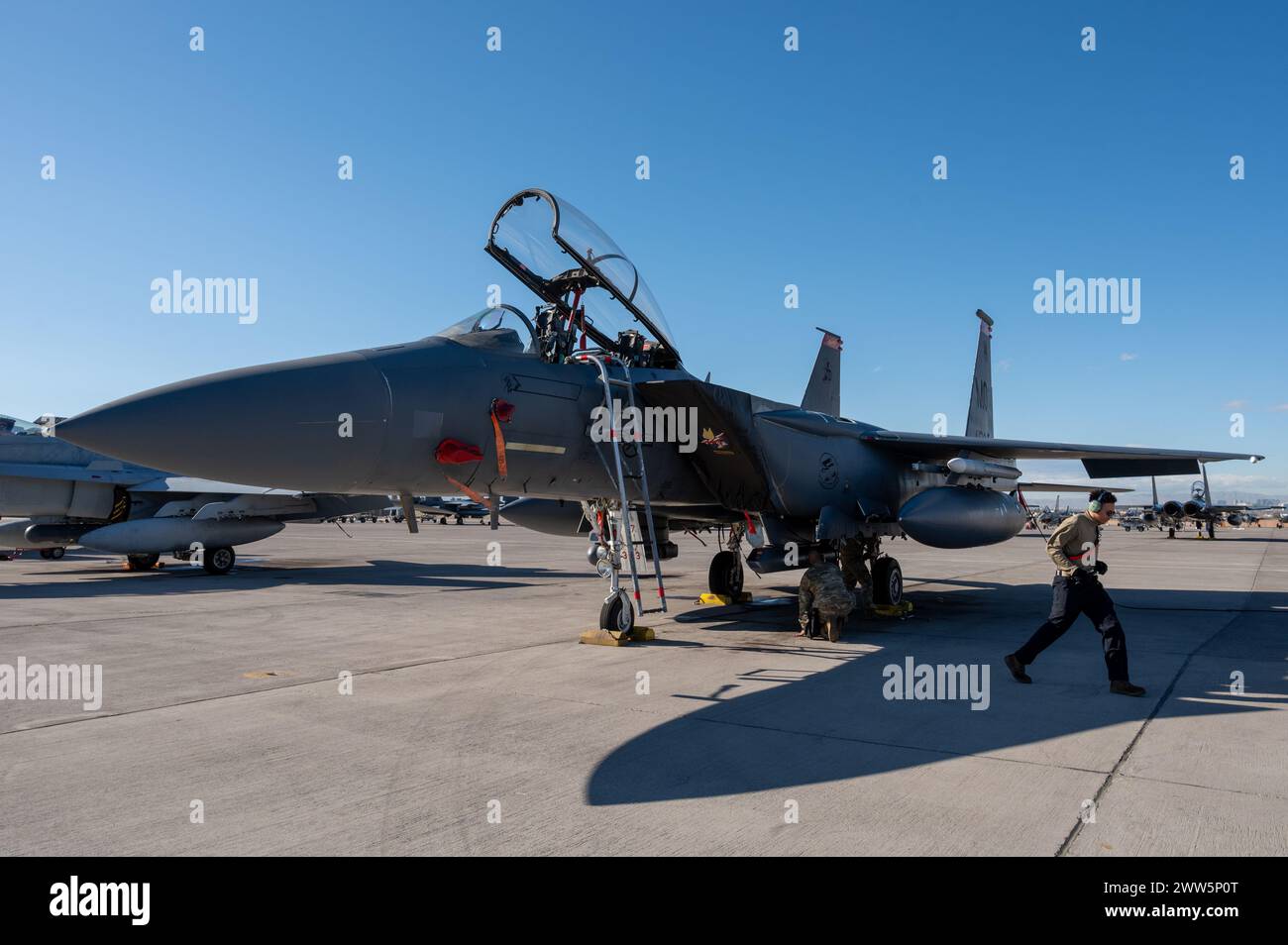 Die US-Luftstreitkräfte, die der 389th Fighter Generation Squadron zugeteilt sind, führen vor dem Flug Kontrollen an einem F-15E Strike Eagle durch, bevor sie eine inerte GBU-38 während der Red Flag-Nellis 24-2 auf der Nellis Air Force Base, Nevada, am 18. März 2024 verladen. Die GBU-38 ist eine Joint Direct Attack Munition, die die Präzision von ungelenkten Mehrzweckbomben bei jedem Wetter verbessern soll. (Foto der U.S. Air Force von Airman 1st Class Brianna Vetro) Stockfoto