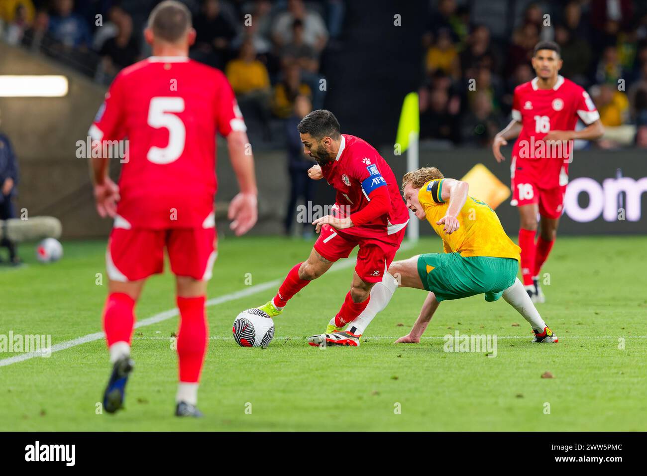 Sydney, Australien. März 2024. Kye Rowles (Australien) tritt am 21. März 2024 im Western Sydney Stadium mit dem Libanon Hassan Maatouk (Libanon) beim Qualifikationsspiel zur FIFA Fussball-Weltmeisterschaft 2026 gegen Australien im Western Sydney Stadium um den Ball an. Credit: IOIO IMAGES/Alamy Live News Stockfoto