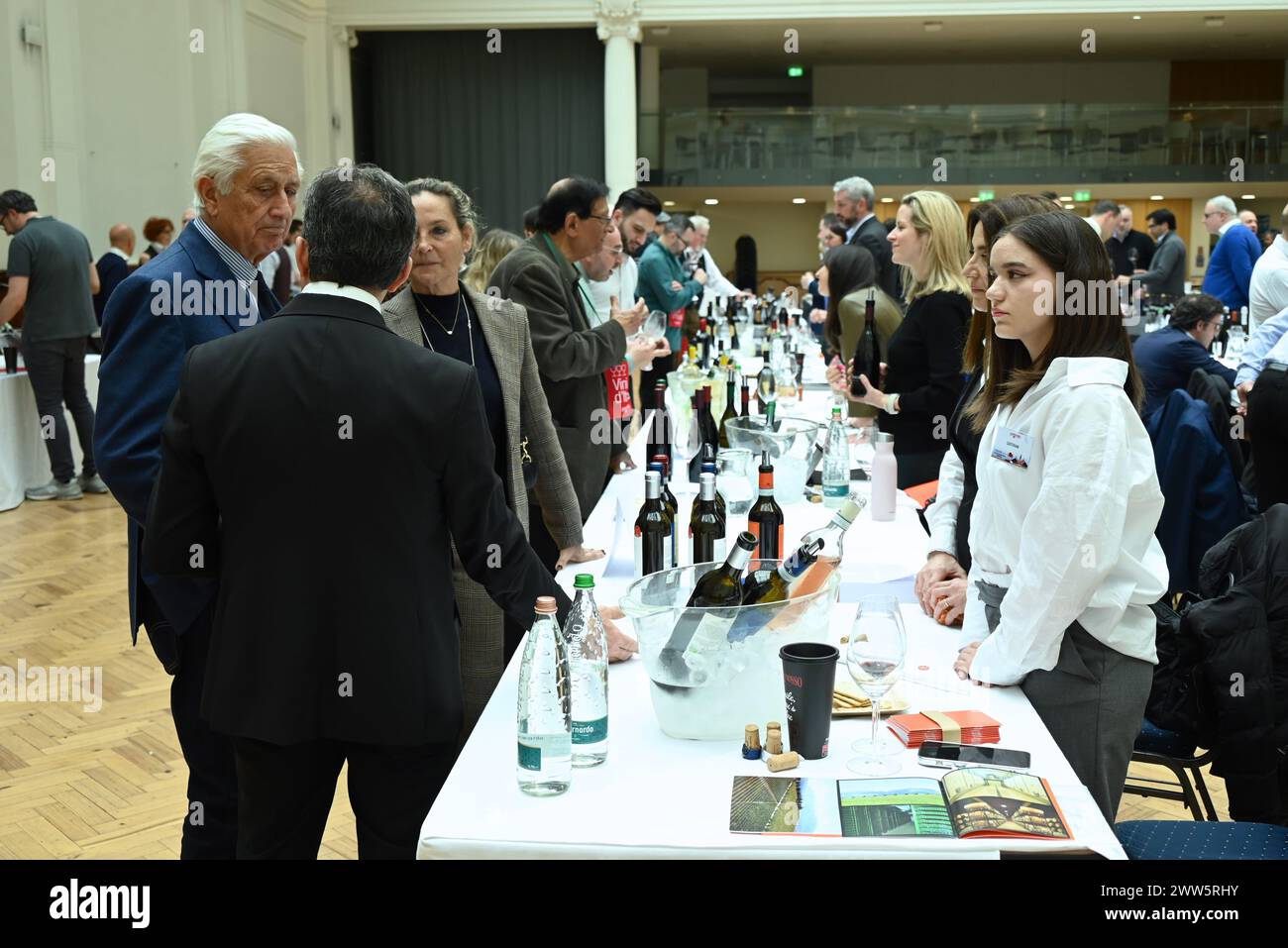 Gambero Rosso kehrte am 21. März 2024 nach London zurück und präsentierte rund 40 der bedeutendsten Weinkeller der italienischen Weinproduktion! Während des Tages hatten die Fachleute des britischen Handels und der Presse die Gelegenheit, die besten Weine aus Vini d’Italia 2024 zu probieren, einem der wichtigsten Führer über die komplexe Welt der italienischen Weine. Auf der Londoner Veranstaltung wird auch eine exklusive Meisterklasse stattfinden, um einen wertvollen Einblick in die Weine zu erhalten, die bei der Veranstaltung vertreten sind. Stockfoto