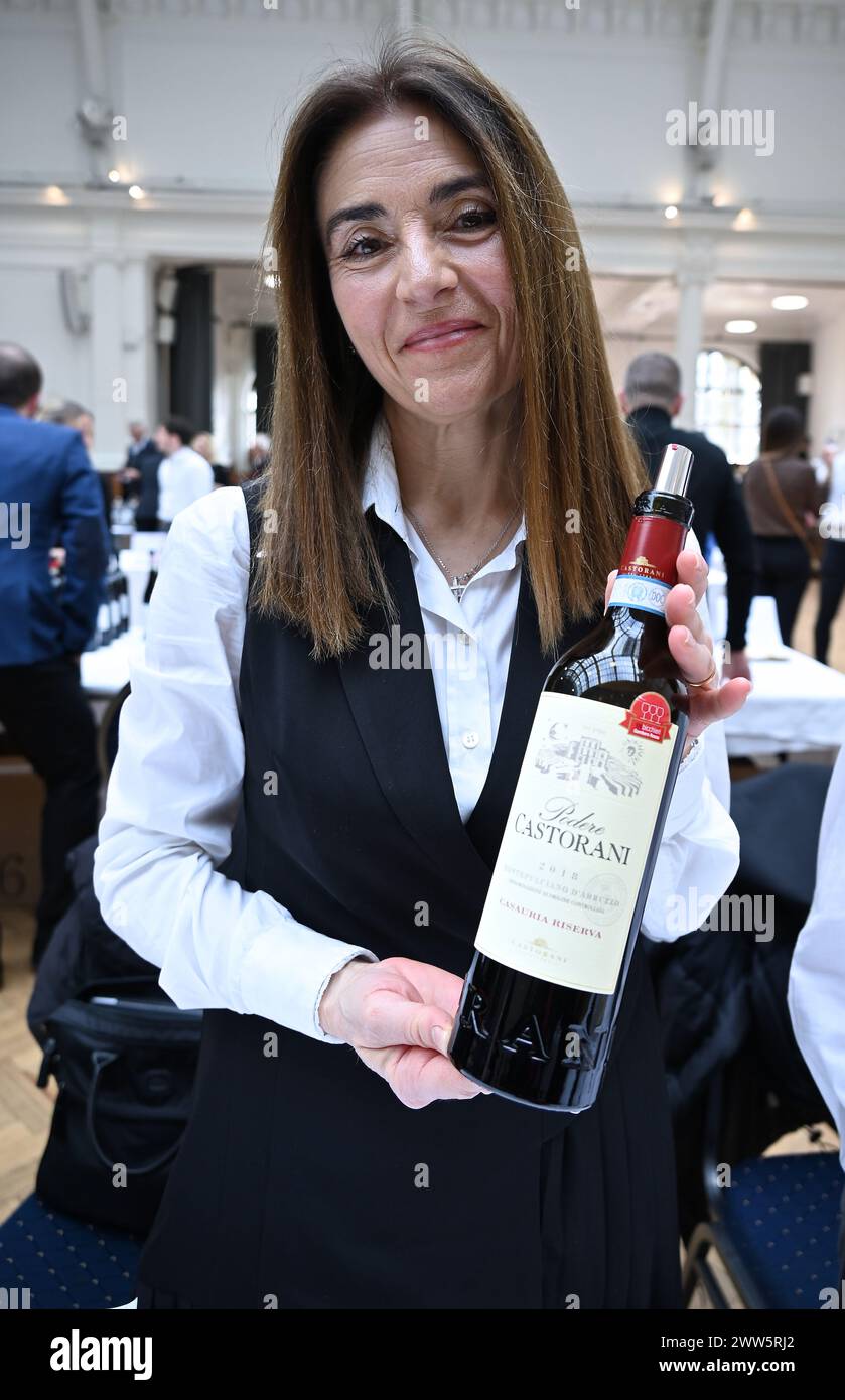 Gambero Rosso kehrte am 21. März 2024 nach London zurück und präsentierte rund 40 der bedeutendsten Weinkeller der italienischen Weinproduktion! Während des Tages hatten die Fachleute des britischen Handels und der Presse die Gelegenheit, die besten Weine aus Vini d’Italia 2024 zu probieren, einem der wichtigsten Führer über die komplexe Welt der italienischen Weine. Auf der Londoner Veranstaltung wird auch eine exklusive Meisterklasse stattfinden, um einen wertvollen Einblick in die Weine zu erhalten, die bei der Veranstaltung vertreten sind. Stockfoto