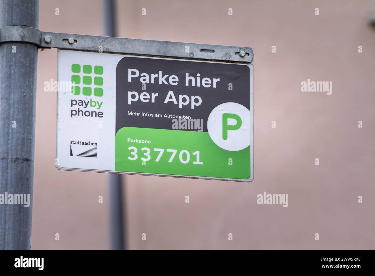 Bild eines Schildes mit dem Logo von PayByPhone auf einem Parkplatz in Aachen, Deutschland. PayByPhone ist ein mobiler Zahlungsdienstleister, der Solut anbietet Stockfoto