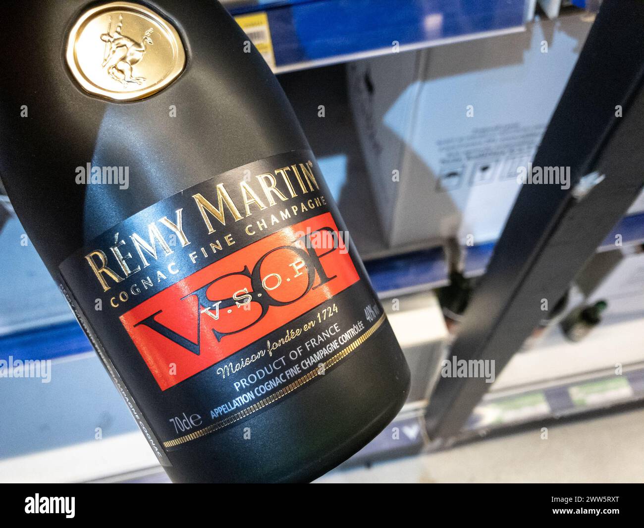 Bild einer Flasche Remy Martin Cognac Fine Champagner zum Verkauf in Belgrad, Serbien. Fine Champagne ist eine Cognac-Mischung aus Eau-de-vie aus dem Grande Stockfoto
