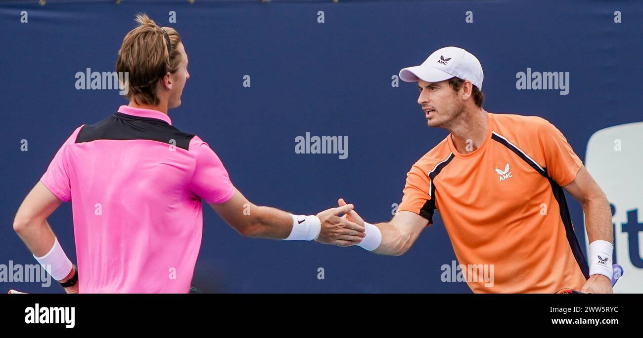 Miami Gardens, Florida, USA. März 2024. Andy Murray (GBR) (R) schüttelt bei seinem Doppel-Spiel bei den Miami Open 2024, das Itau im Hard Rock Stadium präsentierte, die Hand mit seinem Doppel-Partner Sebastian Korda (USA). (Kreditbild: © Debby Wong/ZUMA Press Wire) NUR REDAKTIONELLE VERWENDUNG! Nicht für kommerzielle ZWECKE! Stockfoto