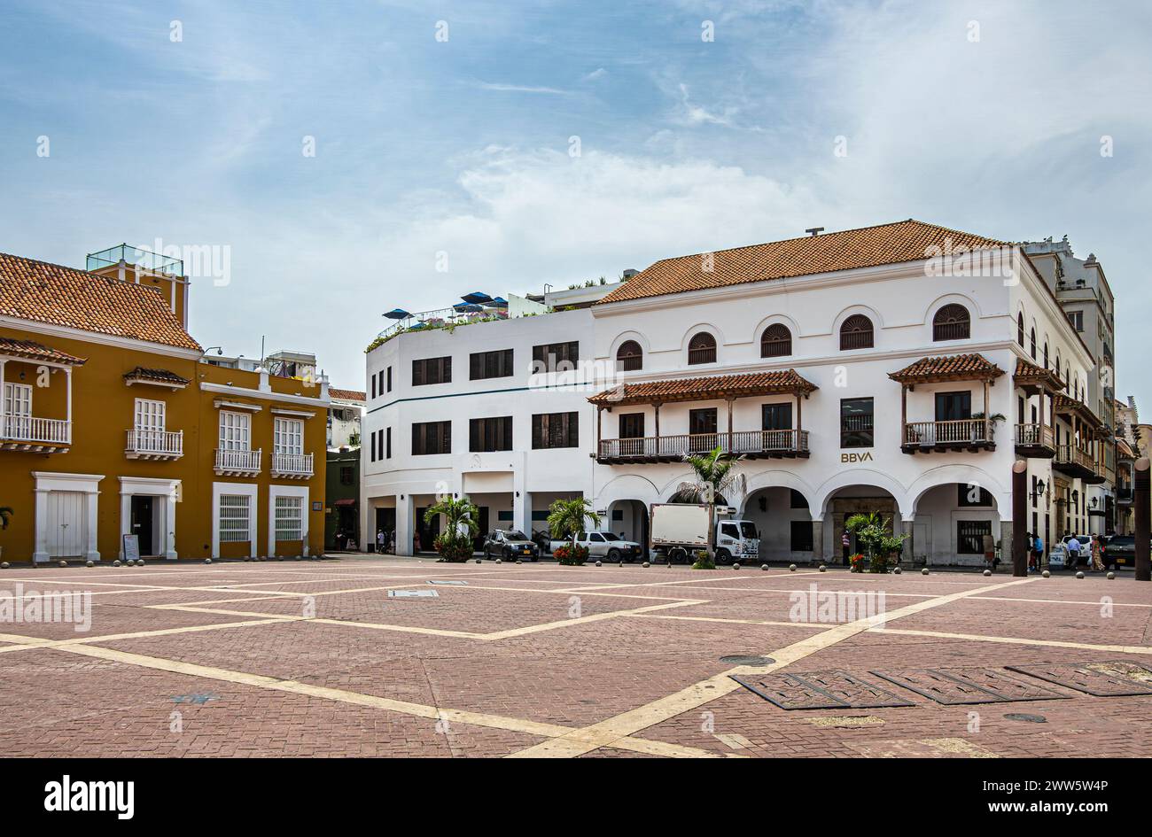 Cartagena, Kolumbien - 25. Juli 2023: BBVA-Colombia, virtuelles Bank historisches Bürogebäude auf der Plaza de la Aduana, Zoll, unter blauer Wolkenlandschaft. Mo Stockfoto