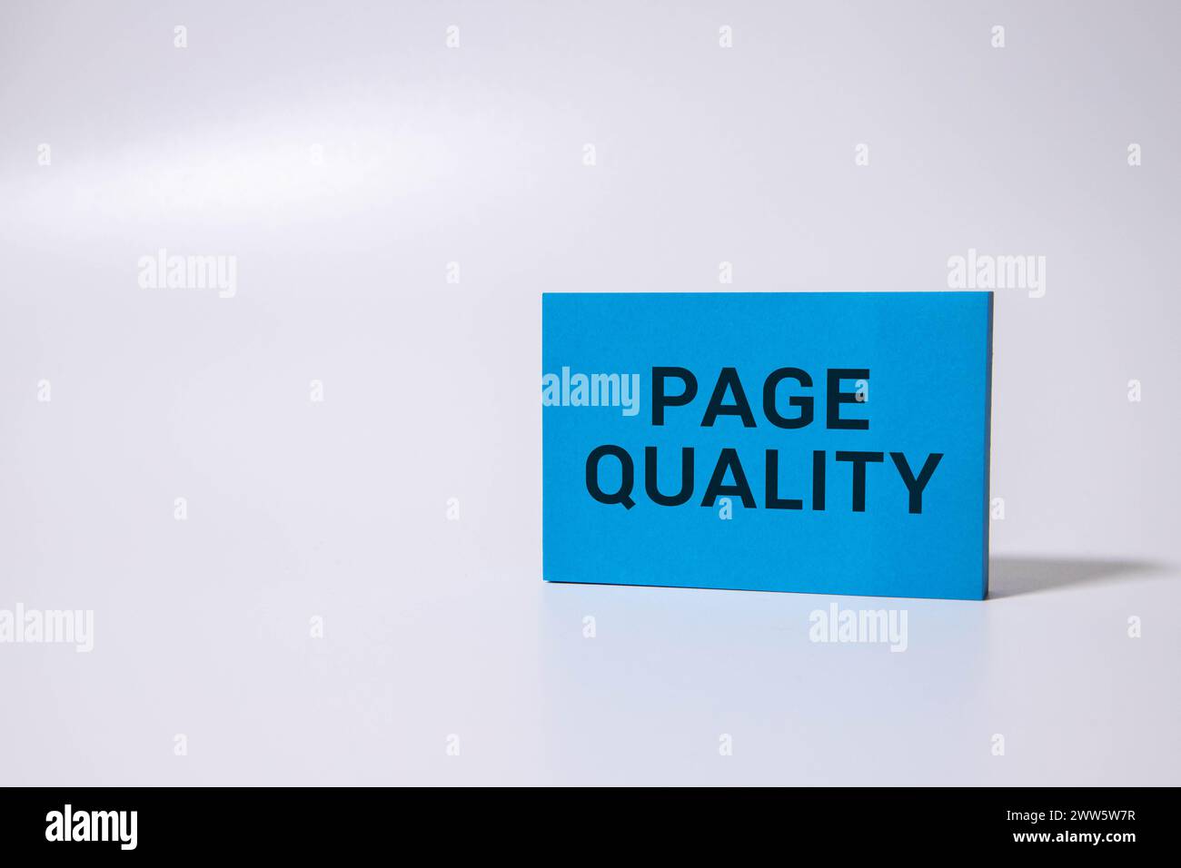 Die Qualität der Word-Seiten, die auf einem Notizbuch auf dem Desktop des Business-Office geschrieben werden. Qualitätskonzept für Webseiten oder Websites Stockfoto