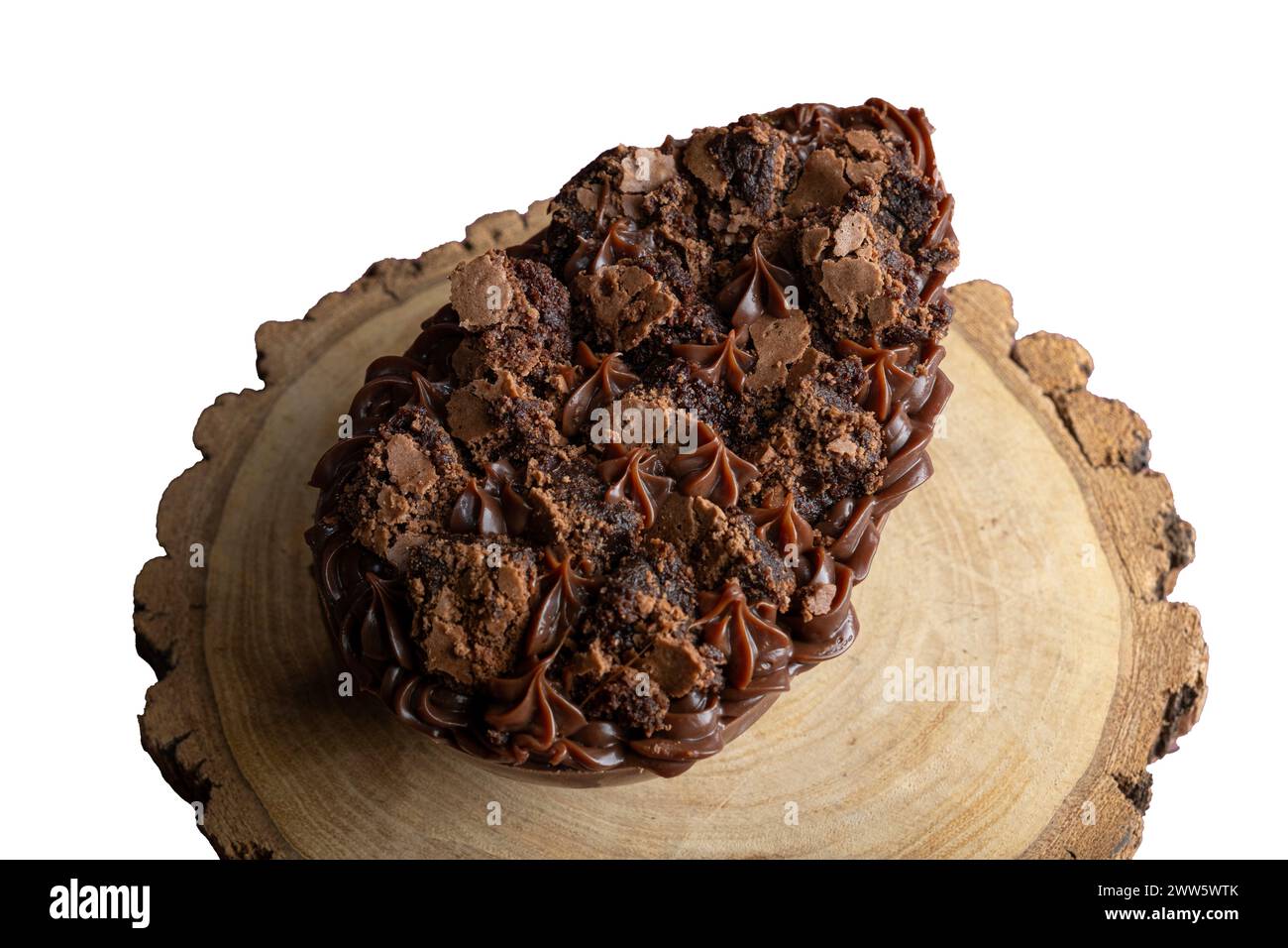Low Key Löffel Osterei mit brasilianischer Trüffelfüllung und Brownie Topping 3. Stockfoto