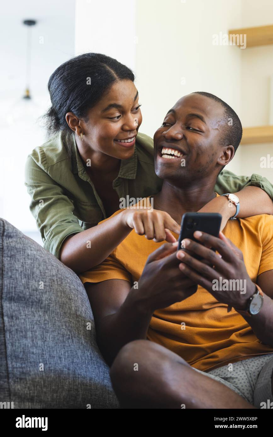 Das afroamerikanische Paar genießt einen Moment mit einem Smartphone Stockfoto