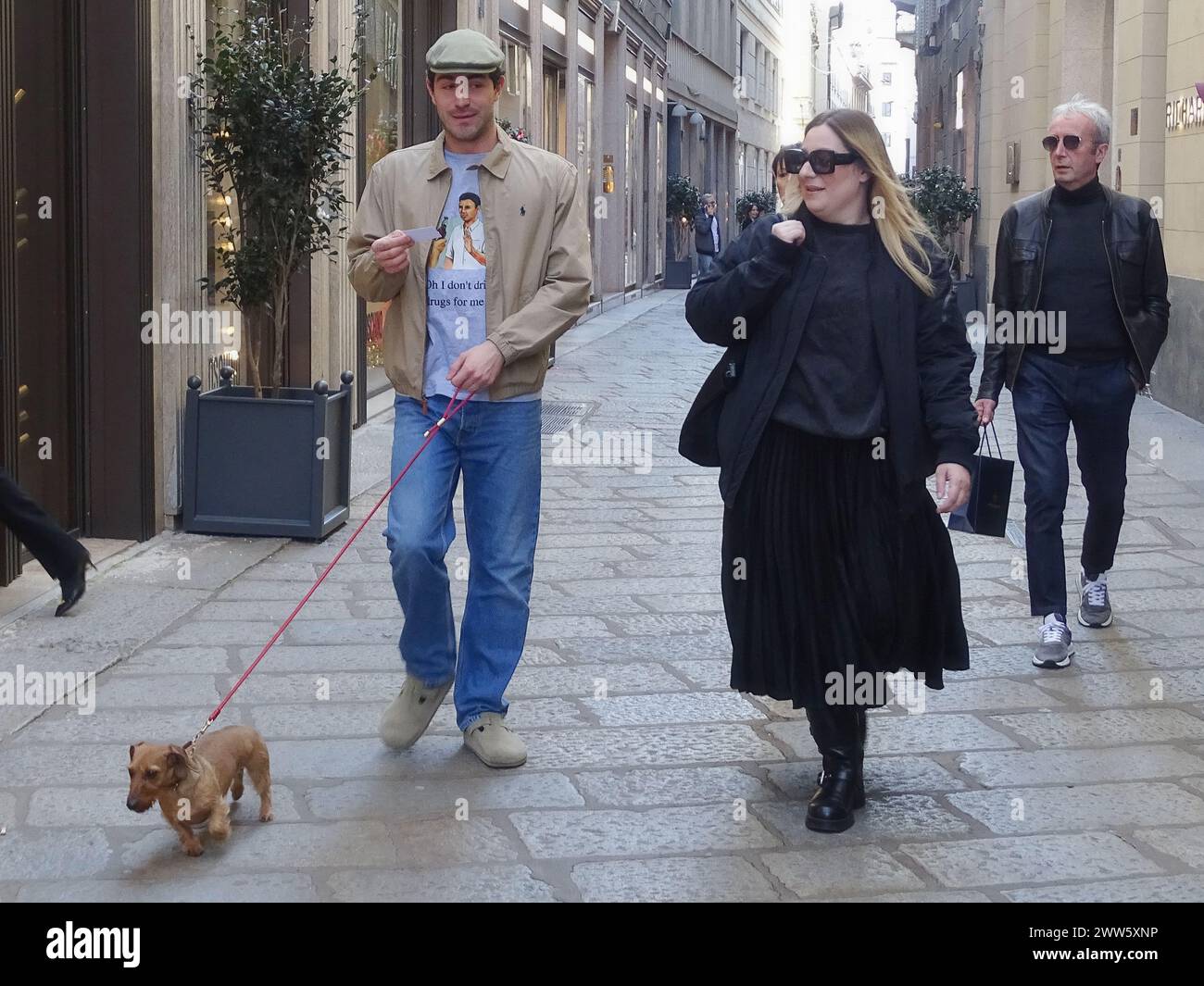 Mailand, . März 2024. 21/2024 Milan Ph.Paolo Della Bella Tommaso Zorzi mit Freunden auf einem Spaziergang in der Via della Spiga in Mailand. Tommaso hält an, um sein T-Shirt mit der Aufschrift „Oh, ich trinke nicht, nur Drogen für mich danke“ zu zeigen, was übersetzt „Oh, ich trinke nicht, nur Drogen für mich danke“ bedeutet, und geht dann in den Lardini-Shop. Quelle: Unabhängige Fotoagentur/Alamy Live News Stockfoto