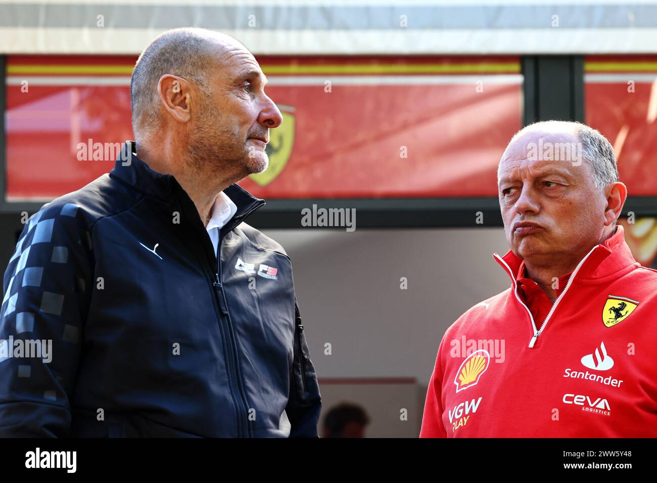 Melbourne, Australien. März 2024. (L bis R): Bruno Michel (FRA) F2 und F3 Chief Executive Officer mit Frederic Vasseur (FRA) Ferrari Team Principal. 22.03.2024. Formel-1-Weltmeisterschaft, Rd 3, Grand Prix Von Australien, Albert Park, Melbourne, Australien, Übungstag. Das Foto sollte lauten: XPB/Alamy Live News. Stockfoto