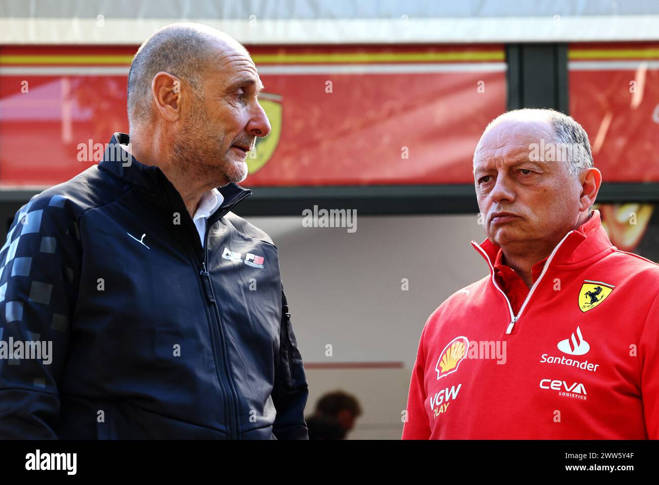 Melbourne, Australien. März 2024. (L bis R): Bruno Michel (FRA) F2 und F3 Chief Executive Officer mit Frederic Vasseur (FRA) Ferrari Team Principal. 22.03.2024. Formel-1-Weltmeisterschaft, Rd 3, Grand Prix Von Australien, Albert Park, Melbourne, Australien, Übungstag. Das Foto sollte lauten: XPB/Alamy Live News. Stockfoto