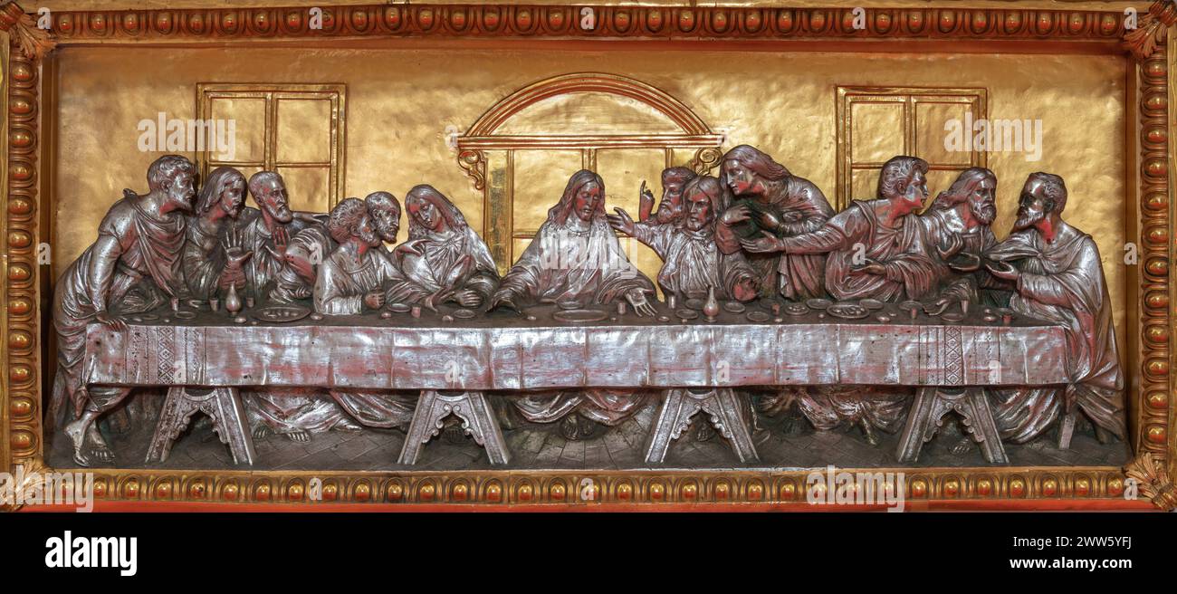 MAILAND, ITALIEN - 6. MÄRZ 2024: Das vergoldete und versilberte Relief des letzten Abendmahls auf der menza der Kirche Chiesa di Santa Maira del Carmine Stockfoto