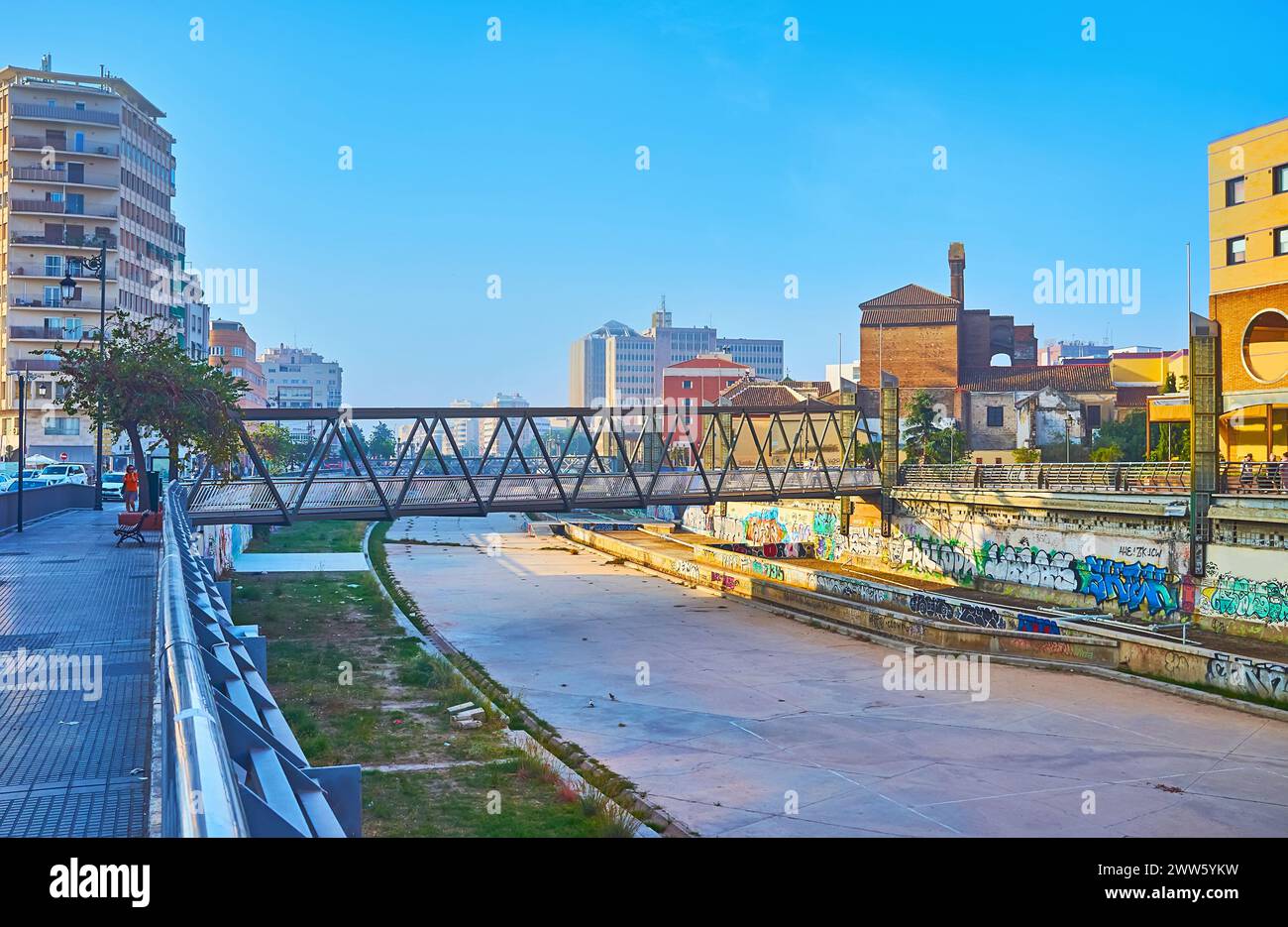 Die moderne Trinidad-Brücke (Puente de La Trinidad) über den ausgetrockneten Guadalmedina-Fluss in Malaga, Spanien Stockfoto