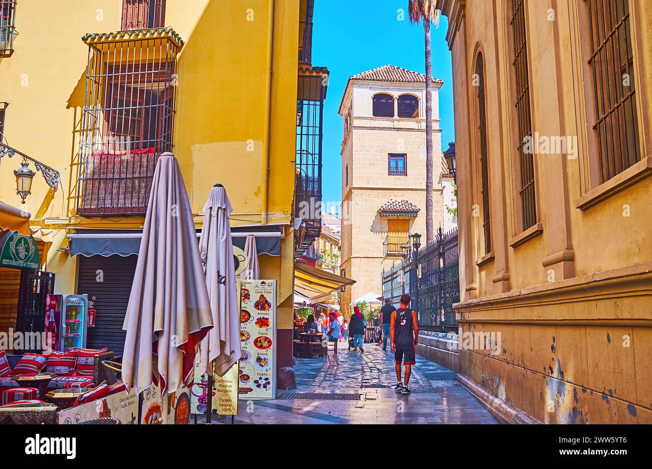 MALAGA, SPANIEN - 28. SEPTEMBER 2019: Calle San Agustin mit Restaurants im Freien und Vintage-Häusern, am 28. September in Malaga Stockfoto