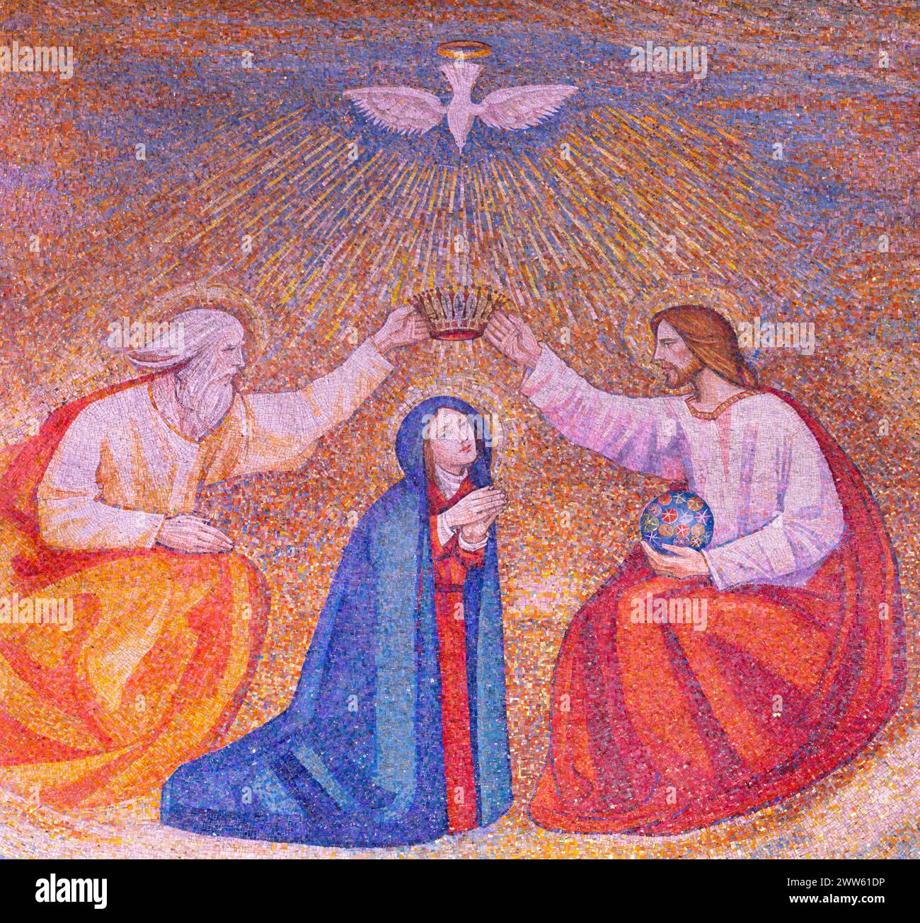 MAILAND, ITALIEN - 8. MÄRZ 2024: Das Mosaik der Krönung der Jungfrau Maria in der Kirche Chiesa di Santi Quattro Evangelisti von Mario Zappettini Stockfoto