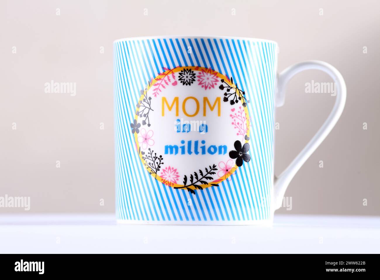 Becher für Mama, Becher für Mutter mit Text Mutter in einer Million, Becher für Muttertag Stockfoto