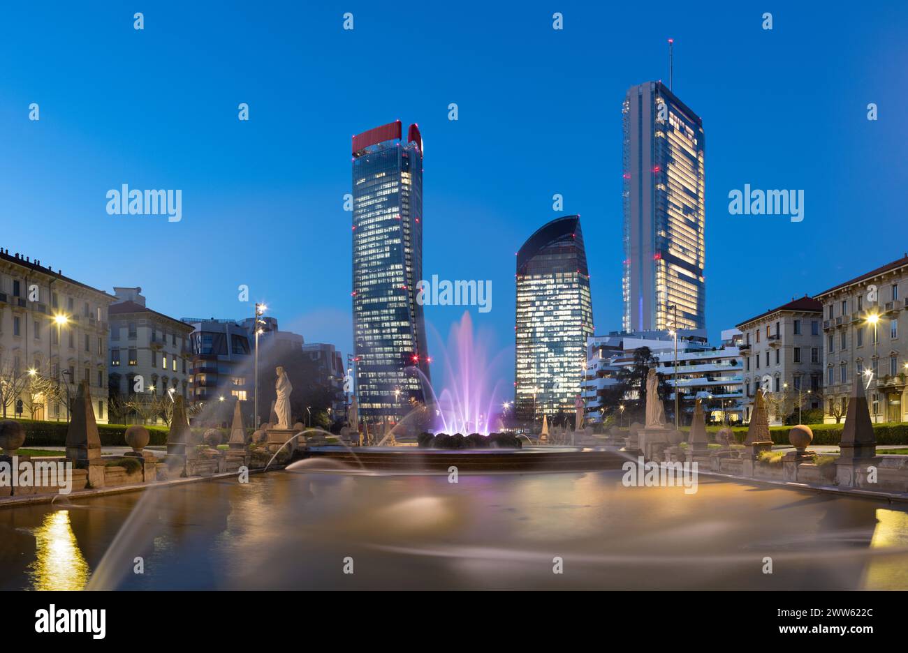 Mailand: Der Brunnen Fontana delle Quatro stagioni und die Wolkenkratzer des Stadtlebens in der Abenddämmerung. Stockfoto