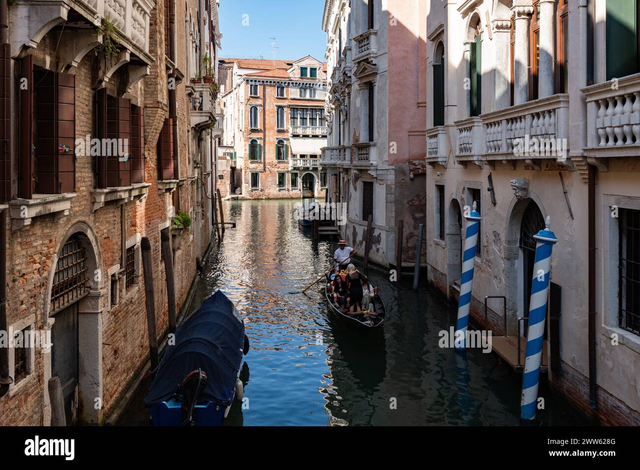 Venedig, Italien - 18. August 2023: Malerischer Kanal mit antiken Gebäuden in Venedig, Italien an einem sonnigen Sommertag Stockfoto