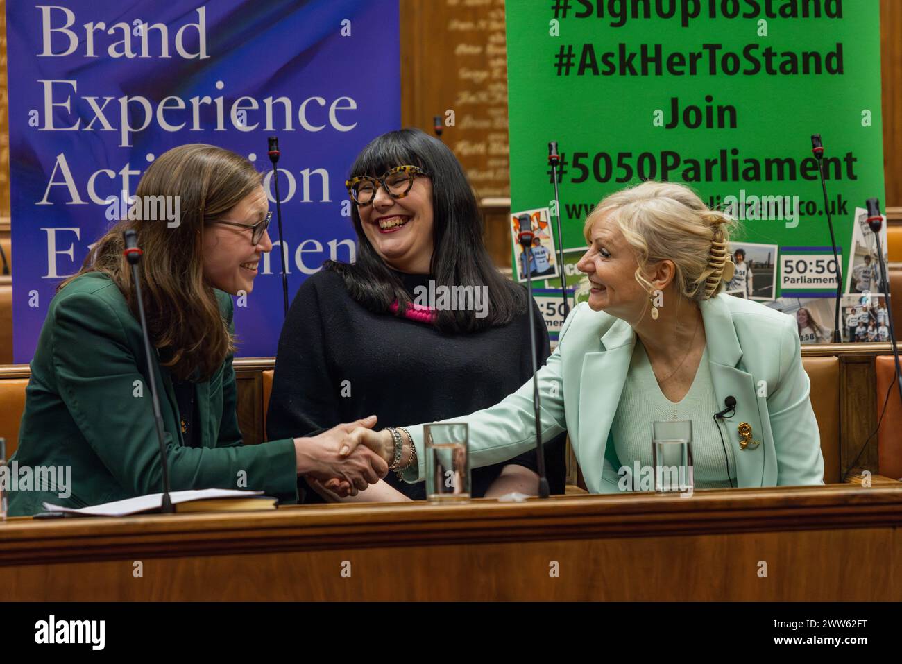 Leeds, Großbritannien. MÄRZ 2024. Tracy Brabin (Bürgermeisterin von West Yorkshire, rechts), Lauren Fabianski (schwanger, dann verschraubt, Mitte) und Cllr Katherine Miles (Gemeinderat der Liberal Democrat, links) bei der von ChamberUK organisierten 50:50 Parlamentsveranstaltung. Story: 50:50 die Veranstaltung zielt darauf ab, Frauen aus ganz Nordengland zu ermutigen, sich für das gewählte Amt zu kandidieren. Credit Milo Chandler/Alamy Live News Stockfoto