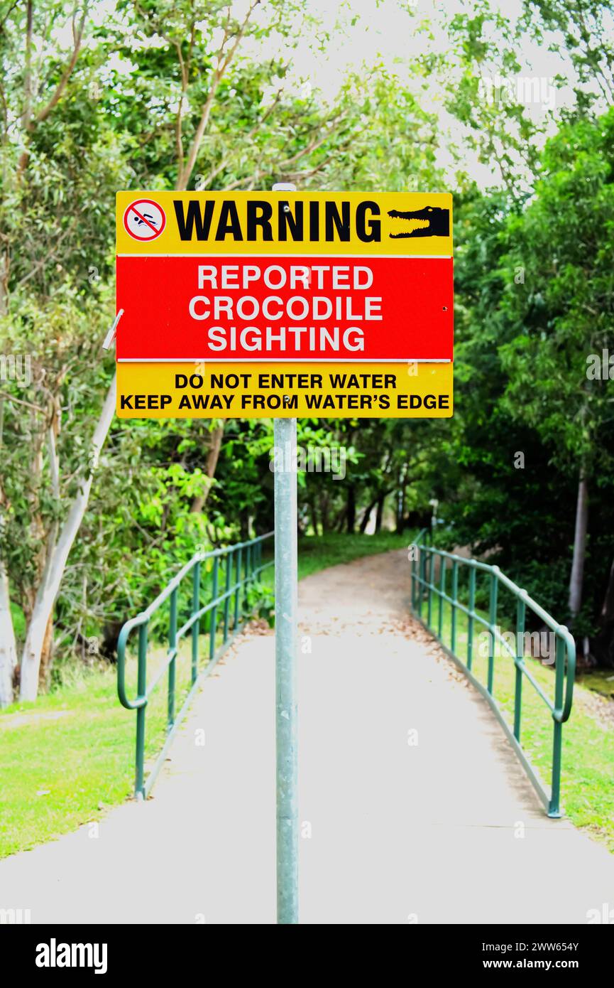 Ein Krokodil-Warnschild in einem öffentlichen Park in Nord-Australien. Stockfoto