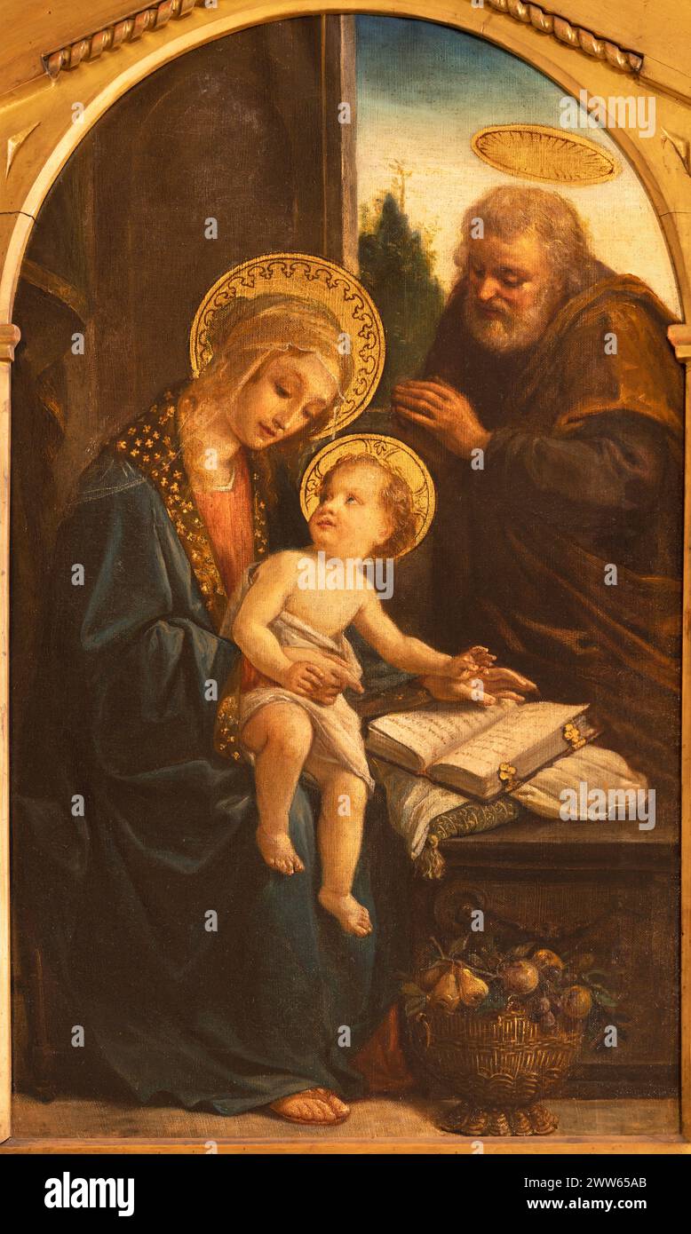 MAILAND, ITALIEN - 6. MÄRZ 2024: Gemälde der Heiligen Familie in der Kirche Basilica di Santa Eufemia von Luigi Morgari inspiriert von Renaissance-Malern Stockfoto