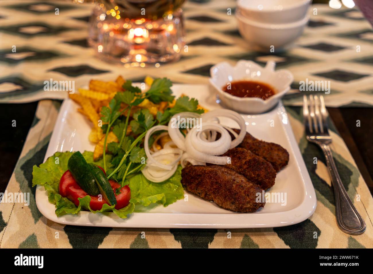 lula Pommes Frites Salat Seitenansicht auf einem Tisch in einem Restaurant aus nächster Nähe Stockfoto