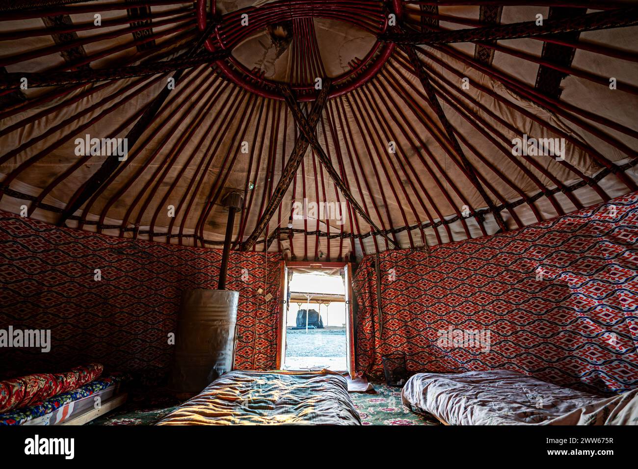 Innendekoration der Jurte. Wohnzimmer mit Herd. Traditionelle usbekische Jurte im Inneren Stockfoto