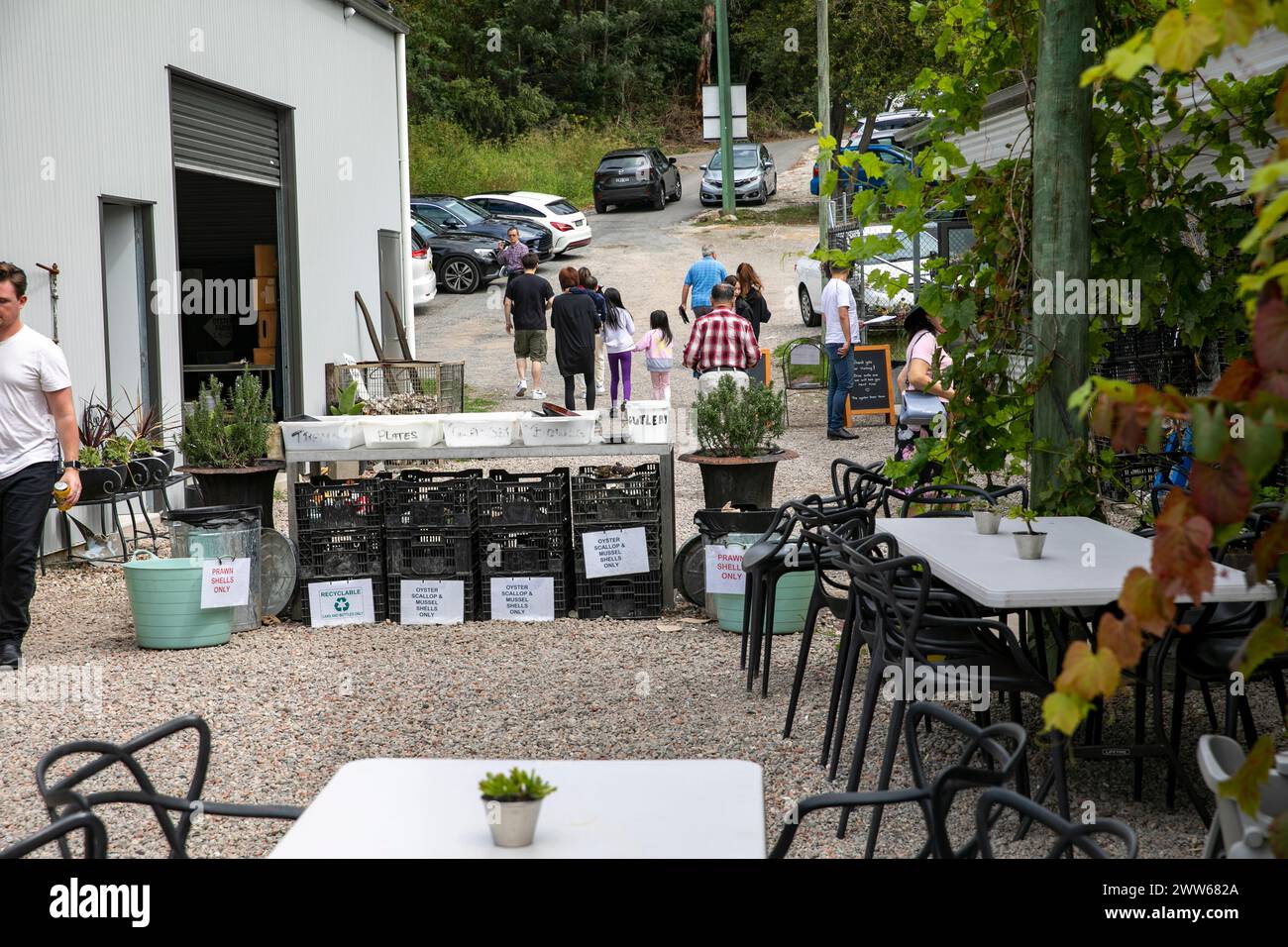 Oyster Farm und Restaurant, das Hawkesbury River Austernschuppen Geschäft, mit Recyclingkisten für Muscheln Austern, Hummer, Muscheln, Australien Stockfoto