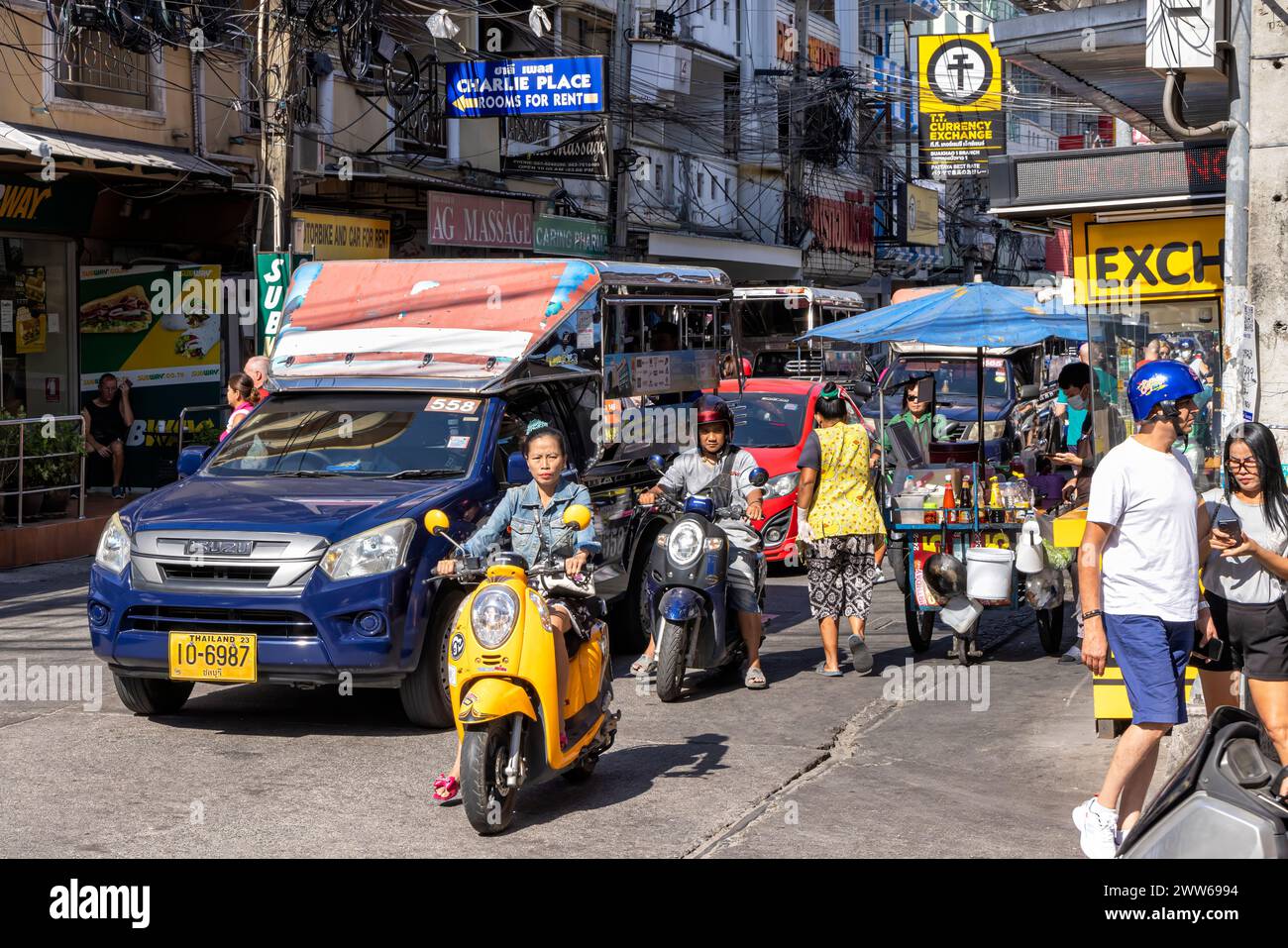 Tagsüber Verkehr, Menschen, Gebäude auf Soi Buakhao, Pattaya, Thailand Stockfoto
