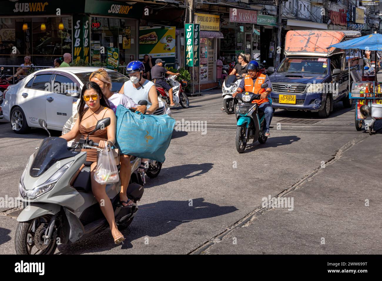 Tagsüber Verkehr, Menschen, Gebäude auf Soi Buakhao, Pattaya, Thailand Stockfoto