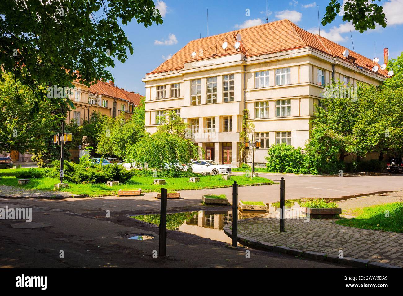 uschhorod, ukraine - 6. Mai 2017: Platz in der kleinen Galagov in der Nähe des Lindendamms. Alte Architektur, die unter der tschechoslowakischen Herrschaft erbaut wurde Stockfoto