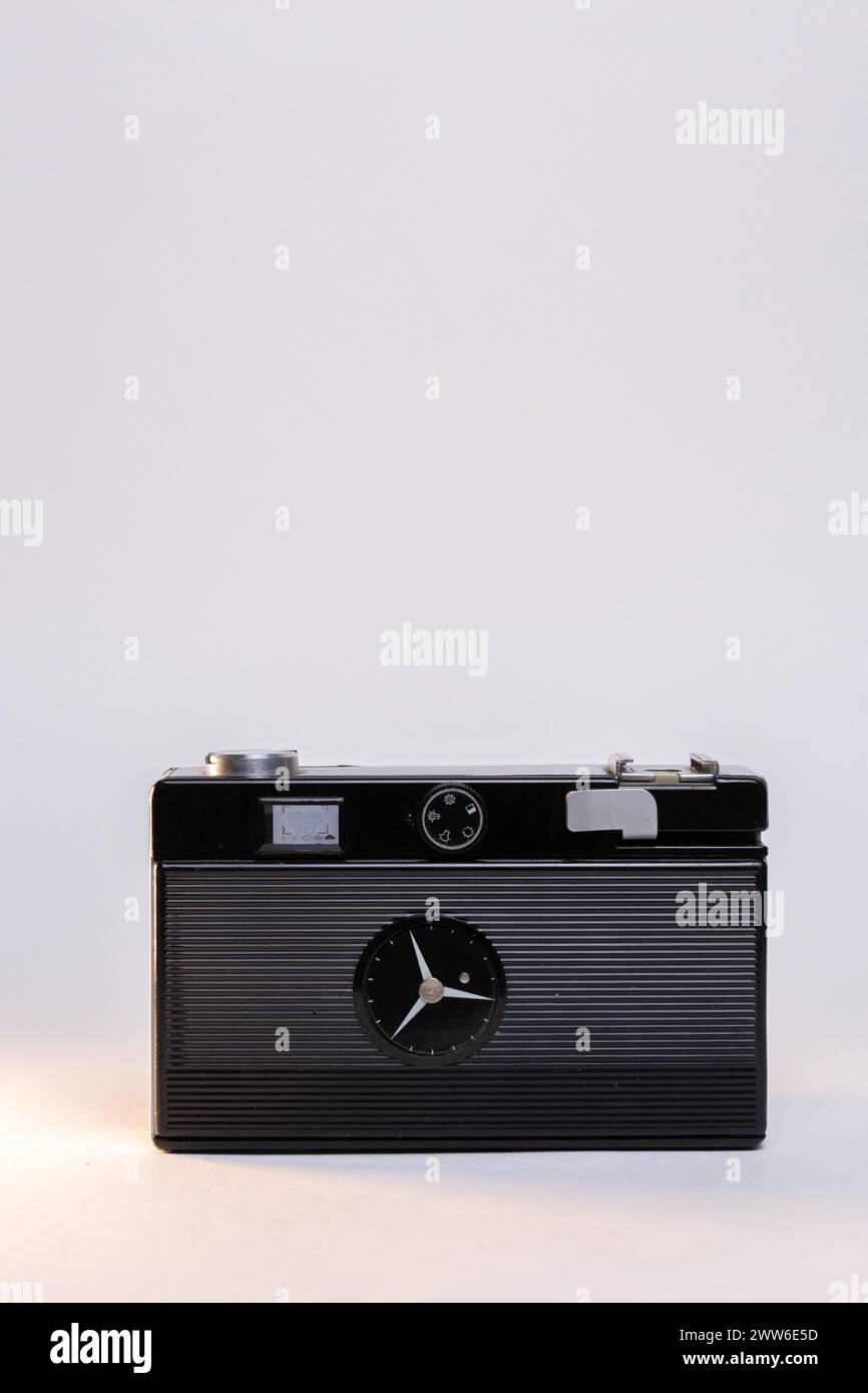 Vintage-Filmkamera mit einem schlanken silbernen Gehäuse und einem klassischen schwarzen Objektiv mit manuellem Fokus, elegant vor einem sauberen weißen Hintergrund. Stockfoto