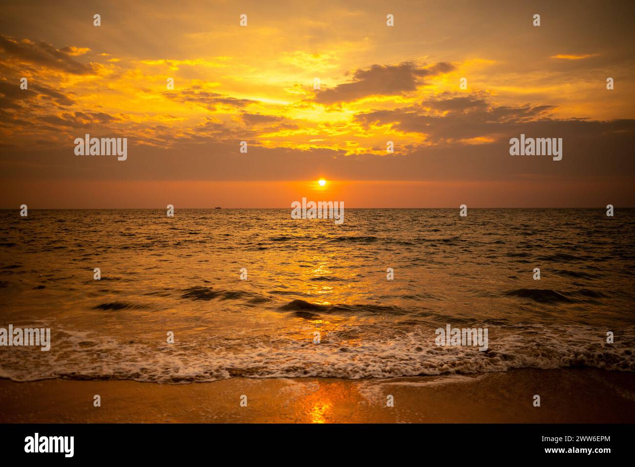 Ein wunderschöner Blick auf den Sonnenuntergang vom Strand aus, Sonnenuntergang ist der Hinweis auf einen Sonnenaufgang, Farbe des Himmels während der Sonnenuntergangszeit, wunderschöner Strand, Sonnenuntergang Stockfoto