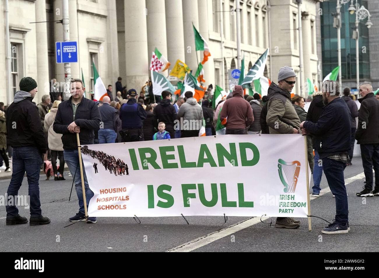 Aktenfoto vom 02/24 von Demonstranten, die in Irland teilgenommen haben, sagt, dass keine Anti-Flüchtling-Versammlung vor dem Zollhaus in Dublin stattfindet. Die Einstellung zur Einwanderung aus Drittländern und die Meinung der Bürger, dass Einwanderer einen großen Beitrag zu Irland leisten, haben in den letzten Monaten abgenommen, so eine Umfrage. Ausgabedatum: Freitag, 22. März 2024. Stockfoto
