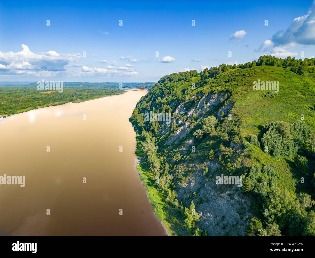 Ein Fluss mit mutmaßlich matschigem und gelbem Wasser fließt durch die Ebene Stockfoto