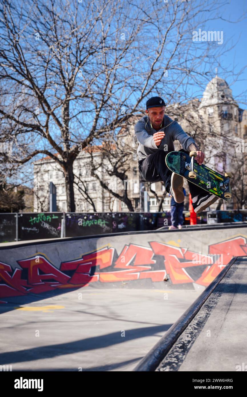 Skateboarder in einem Budapester Skatepark Stockfoto