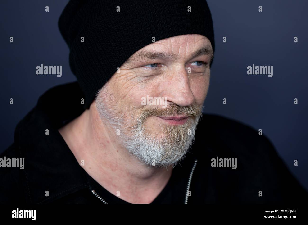 21. März 2024, Bayern, MŸnchen: Torsten Sträter, Komiker, kommt zur Premiere der 5. Staffel der Comedyserie „LOL: Last One Laughing“ in die Astor Filmlounge im ARRI. Die Serie beginnt auf 28.03.2024 bei Prime Video. Foto: Sven Hoppe/dpa Stockfoto