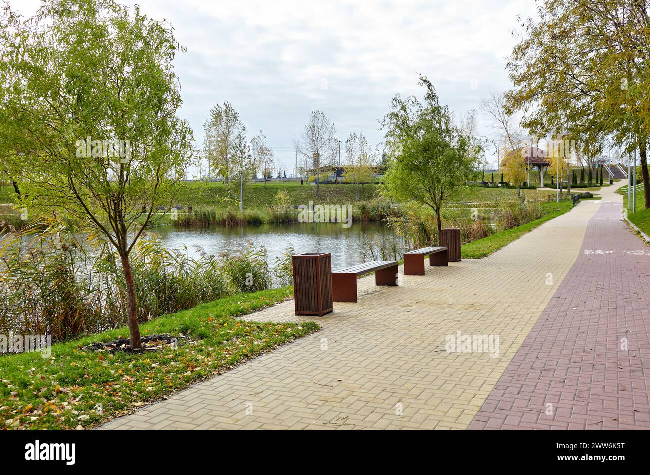 Rastplatz mit Bänken am Flussdamm in Kiew, Europa. Platz zum Ausruhen im Stadtpark Stockfoto