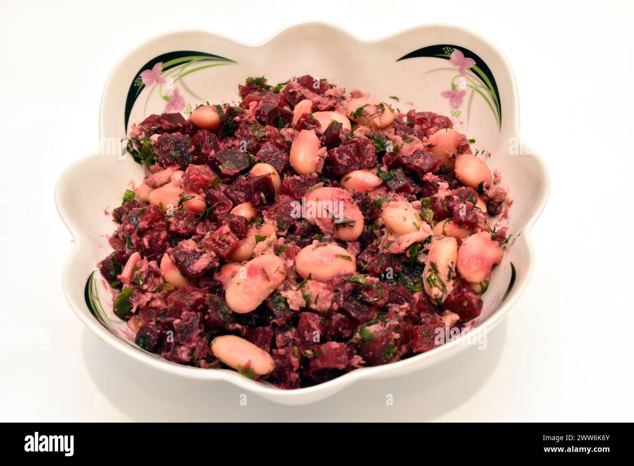 Ein Salat aus Rüben, Bohnen und Thunfischstücken. Herzhaftes Frühstück. Stockfoto