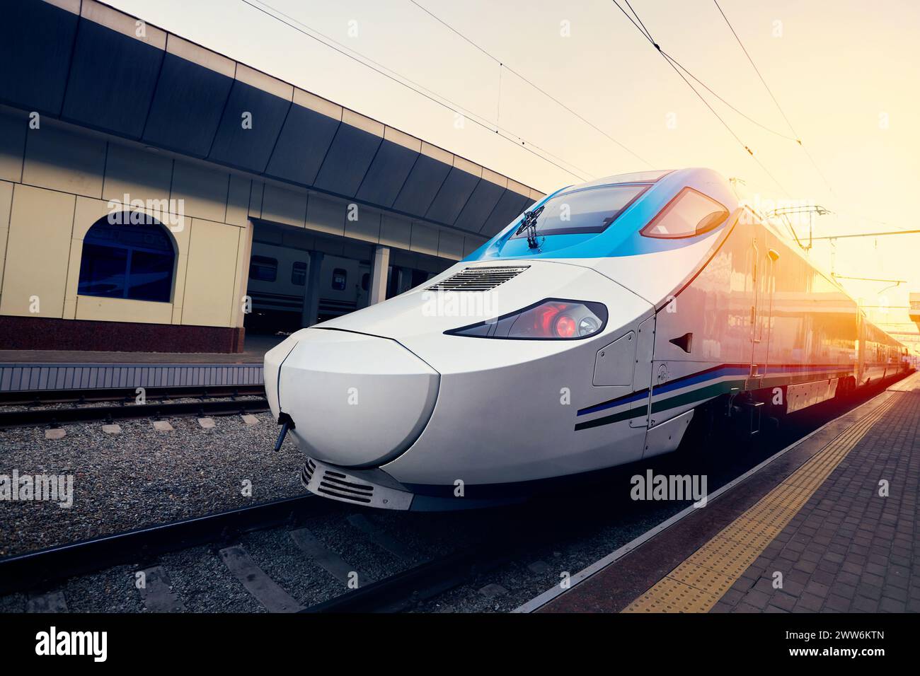 Afrosiyab Hochgeschwindigkeits-Hochgeschwindigkeitszug von Usbekistan, der am Bahnsteig am zentralen Bahnhof von Taschken Vokzal in Usbekistan steht Stockfoto